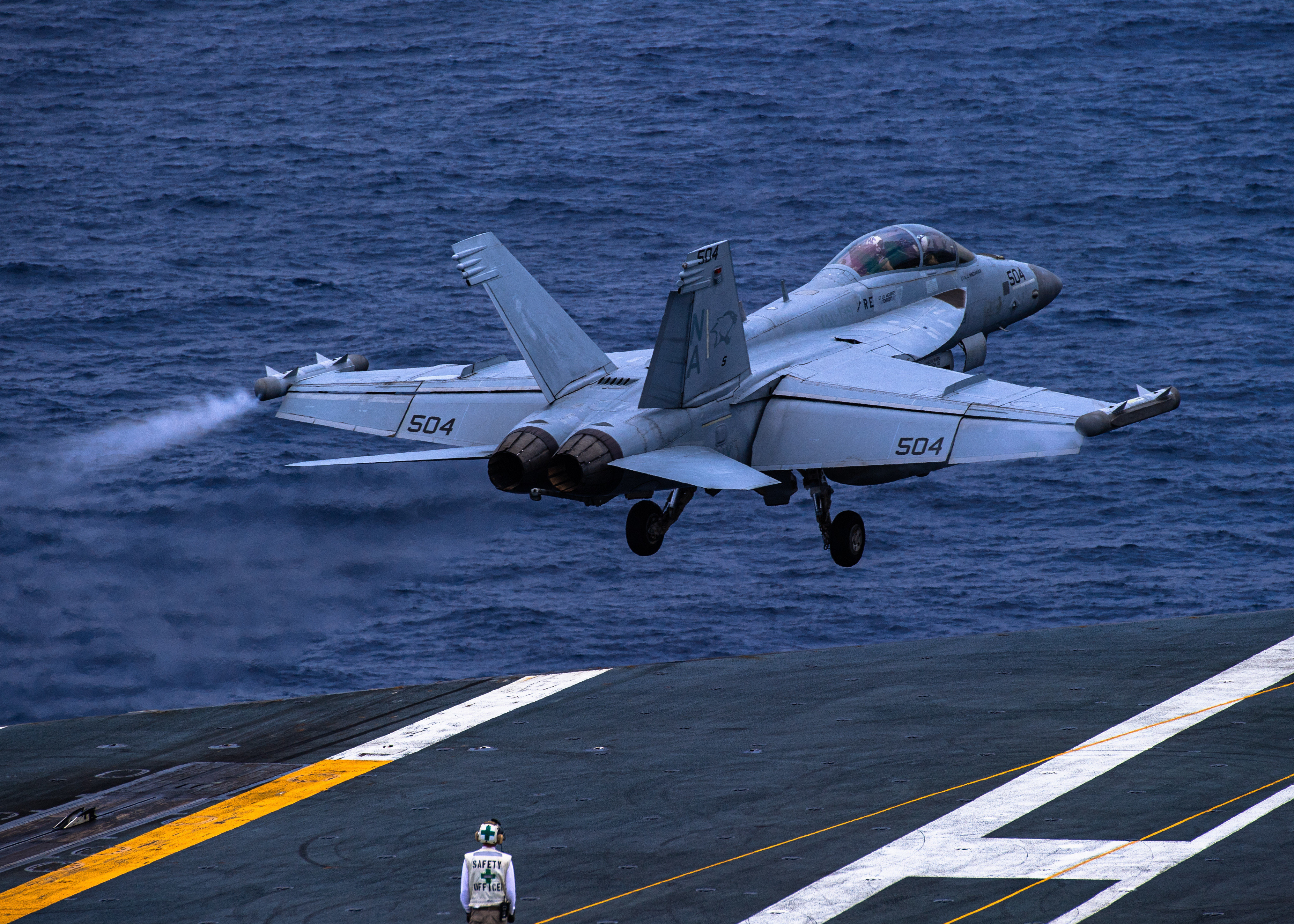 EA-18G Growler despegando del portaaviones USS Nimitz (CVN 68)